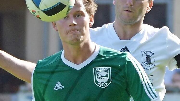 Ein Wiedersehen kann am Freitag Simon Fischer (grün) mit seinem Bruder Hannes im Eberner Anger-Stadion feiern, wenn die Turner den TSV Staffelstein empfangen. Dies jedoch nur außerhalb des Spielfeldes, nachdem der Eberner Spielertrainer Hannes Fischer am vergangenen Sonntag nach vier Niederlagen in Folge das Handtuch warf.  Foto: Czepera