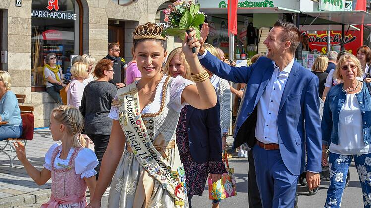 Fröhliches Winken in die Menge