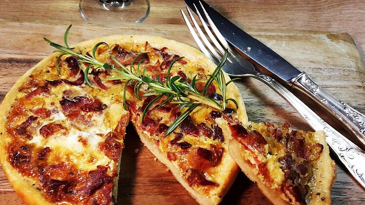 Quiche mit Zwiebeln und Speck