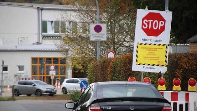 Neben der Herderhalle in Forchheim befindet sich das einzige Corona-Testzentrum des Landkreises. Wenn  spontan sehr viele getestet werden mussten, wurden Abstriche zus&auml;tzlich am Dorfbrunnen in Kersbach gemacht - das soll sich &auml;ndern. Foto: Ronald Heck