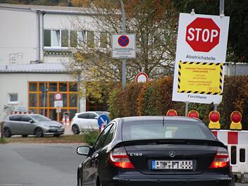 Neben der Herderhalle in Forchheim befindet sich das einzige Corona-Testzentrum des Landkreises. Wenn  spontan sehr viele getestet werden mussten, wurden Abstriche zusätzlich am Dorfbrunnen in Kersbach gemacht - das soll sich ändern. Foto: Ronald Heck
