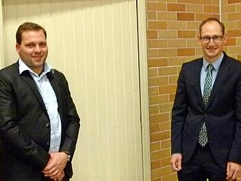 Bürgermeister Bastian Büttner (rechts) hieß den neuen Geschäftsleiter der Verwaltungsgemeinschaft Grub-Niederfüllbach, Fabian Leutheußer, bei der Gemeinderatssitzung willkommen.  Foto: Lothar Weidner