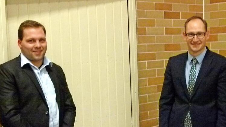 Bürgermeister Bastian Büttner (rechts) hieß den neuen Geschäftsleiter der Verwaltungsgemeinschaft Grub-Niederfüllbach, Fabian Leutheußer, bei der Gemeinderatssitzung willkommen.  Foto: Lothar Weidner