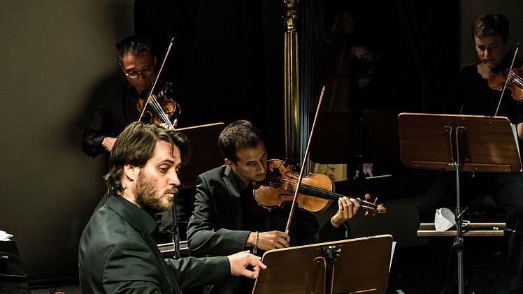 Star-Trompeter Nils Wülker musizierte bei "It'z Jazz" gemeinsam mit dem Philharmonischen Orchester des Landestheaters unter Leitung von GMD Daniel Carter.Foto. Jochen Berger