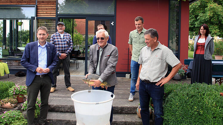 Landrat Dr. J&uuml;rgen Ludwig, Gastwirt Fritz Schwab, Albert De&szlig;, Vorsitzender des Verbandes der Bayerischen Berufsfischer, und Christian Baur von der Weihergemeinschaft Dinkelsb&uuml;hl (verdeckt) er&ouml;ffneten im Fischhof von Johann und Hans Hausmann in Altendettelsau die Karpfensaison (von links). Mit dabei war Susanne Go&szlig;ler (hinten rechts), die Gesch&auml;ftsf&uuml;hrerin der Teichgenossenschaft Landkreis Ansbach.