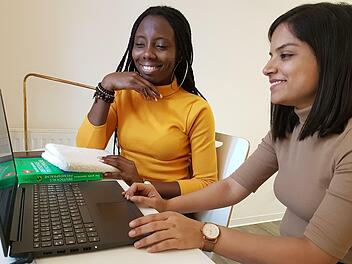 Ankita kommt aus Indien, Osayuki aus Nigeria: Die beiden jungen Frauen gehören zu den vielen internationalen Studenten an der Kulmbacher Fakultät der Uni Bayreuth.  Foto: Alexander Hartmann