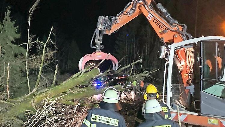 Einsatz der Feuerwehren im Wald an der Kreisstraße zwischen Rothenkirchen und Buchbach. 60 bis 70 umgestürzte Bäume wurden in der Sturmzeit im Marktgemeindebereich Pressig von den Feuerwehren entfernt.