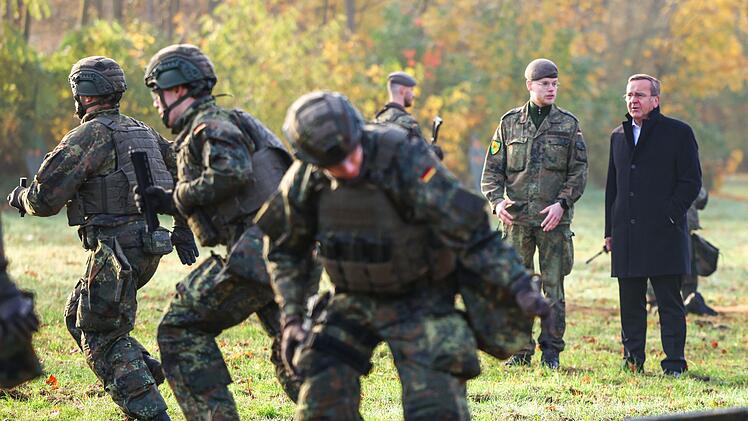 Verteidigungsminister besucht Heimatschutzregiment 2