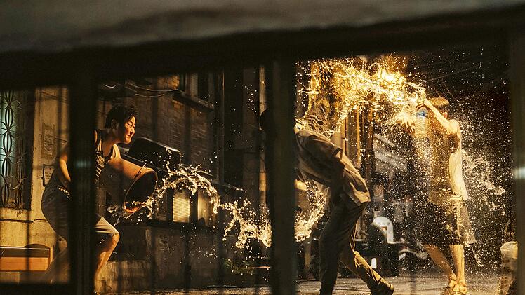 Vor der schummrigen Kellerwohnung der Kims verrichtet manch &uuml;ble Gestalt ihr Gesch&auml;ft - die Familie wei&szlig; sich zu wehren.