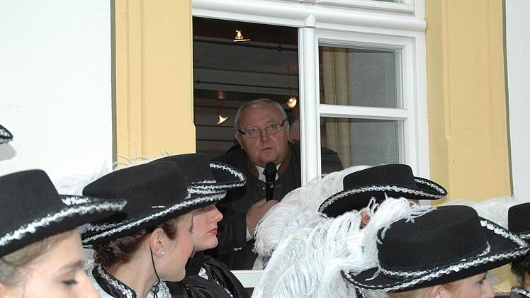 Skeptischer Blick vom Bürgermeister aus dem Rathaus.