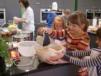 Kinder können im Mupäz richtig loslegen. Das Backen in der modernen Küche macht dem Nachwuchs riesigen Spaß. Foto: BR/Archiv