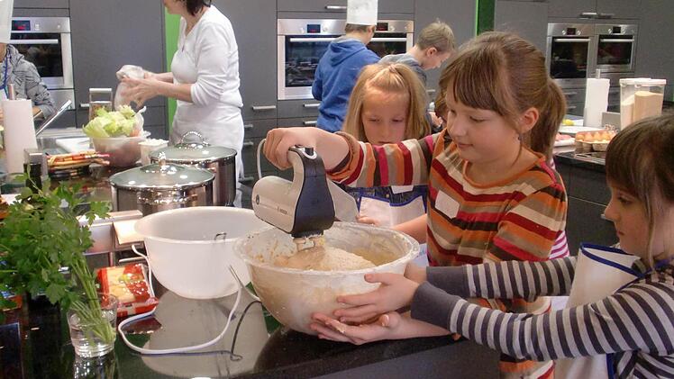 Kinder können im Mupäz richtig loslegen. Das Backen in der modernen Küche macht dem Nachwuchs riesigen Spaß. Foto: BR/Archiv