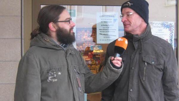 Für einen gemeinsamen Film wurden kürzlich Aufnahmen gemacht. Dafür interviewte unter anderem Pascal Bächer (links) vom Büro Planwerk Bürger wie hier den Wallenfelser Günther Weiß. Der Film wird am 14. März in Steinwiesen präsentiert. Foto: pr
