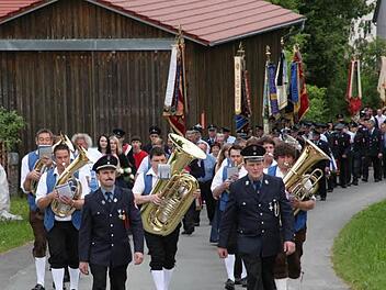 In schicken Anzügen und ganz im Bewusstsein der Tradition zogen die Feuerwehrler durch Sachsendorf. Fotos: Wolf