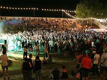 Eine ausgelassene Musik-Fete ohne größere Verstöße gegen den Jugendschutz war heuer die Panik-Party in Großlangheim. Fotos: Alfred Molitor