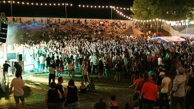 Eine ausgelassene Musik-Fete ohne größere Verstöße gegen den Jugendschutz war heuer die Panik-Party in Großlangheim. Fotos: Alfred Molitor