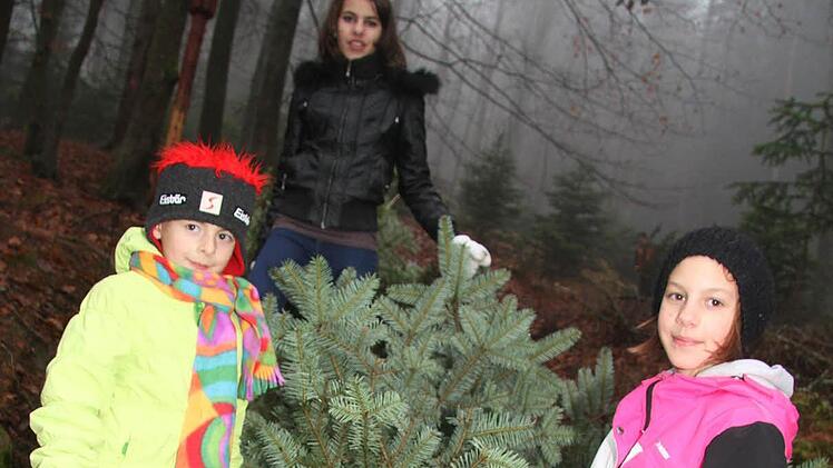 Gleich zwei Bäume nehmen die Bätz-Kinder mit nach Hause: Einen für sich und einen für die Oma. Ole (6), Nora (10) und Emma Bätz (13) freuen sich über die schönen Bäume, die sie gefunden haben. Fotos: Sonja Adam