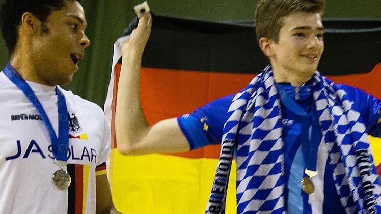 Eine Klasse für sich: Mit 182,35 Punkten wurde Lukas Kohl (r.) souveräner Junioren-Europameister im 1er Kunstrad. Links daneben: Der zweitplatzierte Marcel Jüngling Foto: www.dieSportFotografen.de