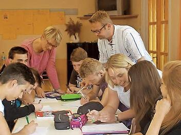 Auf den Weinberg pauken in diesem Tagen Schüler der eCn-Klassen intensiv für den Quali (von links): Kaan Ergötz, Andrey Konopatkin, Martina Benzel-Weyh, David Röser, Marion Liedler, Dennis Kalb, Christina Holloway, Bahar Cabukel und Domaris Ona.  Foto: Gabi Arnold