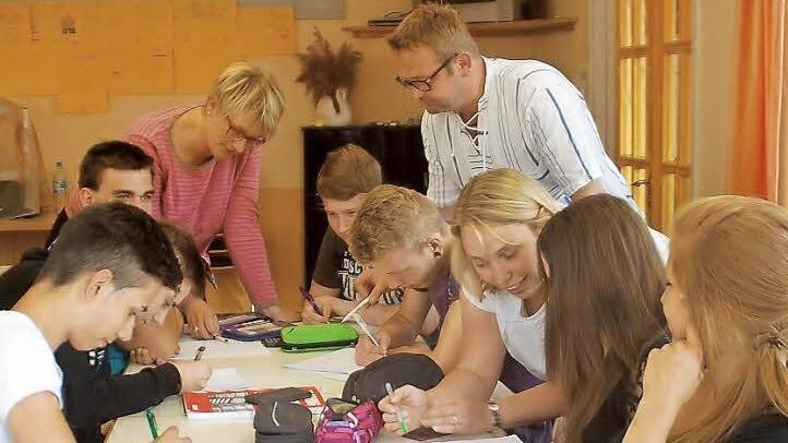 Auf den Weinberg pauken in diesem Tagen Schüler der eCn-Klassen intensiv für den Quali (von links): Kaan Ergötz, Andrey Konopatkin, Martina Benzel-Weyh, David Röser, Marion Liedler, Dennis Kalb, Christina Holloway, Bahar Cabukel und Domaris Ona.  Foto: Gabi Arnold