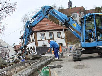 In Hummendorf sind zurzeit Restarbeiten der Brückensanierung zugange. Foto: Friedwald Schedel