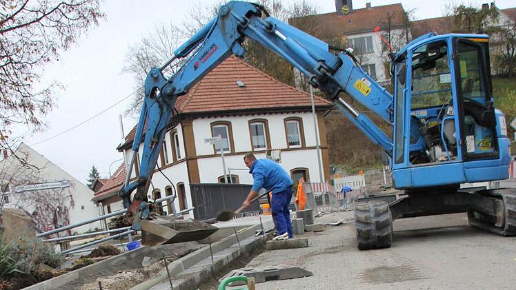 In Hummendorf sind zurzeit Restarbeiten der Brückensanierung zugange. Foto: Friedwald Schedel