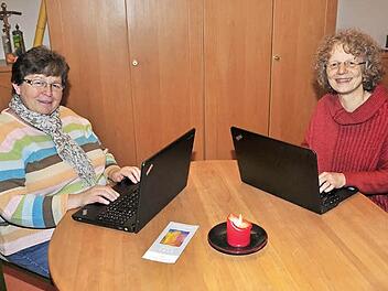 Karin Meyer aus Nassach (links) hatte das Angebot wahrgenommen und sich von der Vorsitzenden von "Bibelwelten", Pfarrerin Doris Otminghaus (rechts), begleiten lassen.  Foto: Ulrike Langer