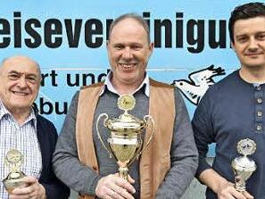 Der Brieftaubenzuchtverein ehrte seine Meister. Unser Bild zeigt (von links) den Vorsitzenden und dritten Vereinsmeister Karl Dippold, den zweiten Vereinsmeister Uwe Reich und den vierten Vereinsmeister Jens Heusinger. Es fehlt der Vereinsmeister Norbert Schuhmann.  Foto: ul