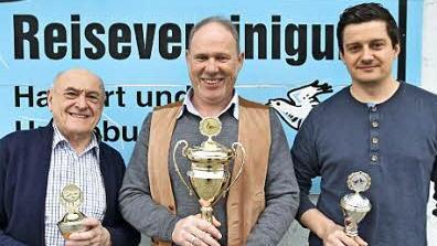 Der Brieftaubenzuchtverein ehrte seine Meister. Unser Bild zeigt (von links) den Vorsitzenden und dritten Vereinsmeister Karl Dippold, den zweiten Vereinsmeister Uwe Reich und den vierten Vereinsmeister Jens Heusinger. Es fehlt der Vereinsmeister Norbert Schuhmann.  Foto: ul