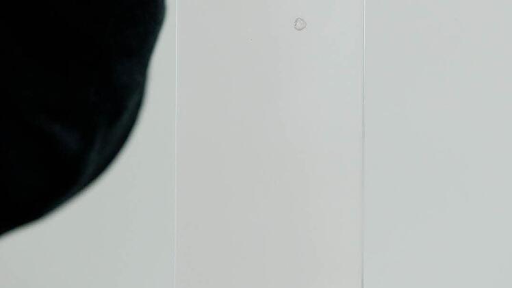 Das Miniaturmodel des geplanten Kunstwerks "Rolihlahla", ein transparenter Acrylglas-Block mit einem Rohdiamanten, ist am 12.04.2016 in Nürnberg (Bayern) zu sehen. Der im Original geplante 1,80 Meter große Glasblock des Künstler-Duos "missing icons" ist nach dem zweiten Vornamen des südafrikanischen Friedensnobelpreisträgers Mandela benannt. Von Ende 2019, Anfang 2020 soll der Diamant auf dem bis dahin renovierten Nürnberger Nelson-Mandela-Platz zu sehen sein. Foto: Daniel Karmann/dpa