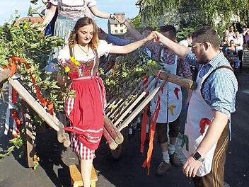 Höflichkeit ist Trumpf bei den Weppersdorfer Ortsburschen. Foto: Manfred Welker