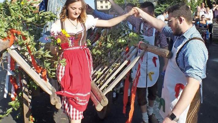 Höflichkeit ist Trumpf bei den Weppersdorfer Ortsburschen. Foto: Manfred Welker