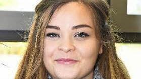 Sila (17), Schülerin der Adalbert-Stifter-Mittelschule Forchheim, fand die Lesung sehr spannend und wird das Buch zu Ende lesen. Foto: Ronald Rinklef