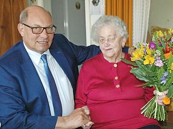 Der Coburger Stadtrat Hans-Heinrich Ulmann gratulierte der Jubilarin Elisabeta Holz an ihrem Ehrentag.  Foto: Edwin Meißinger