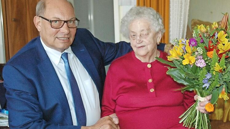 Der Coburger Stadtrat Hans-Heinrich Ulmann gratulierte der Jubilarin Elisabeta Holz an ihrem Ehrentag.  Foto: Edwin Meißinger