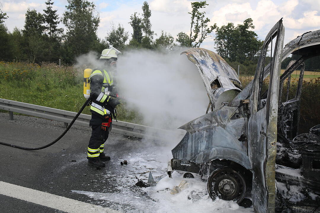 Kleintransporter brennt komplett aus:  A9 bei Münchberg komplett gesperrt