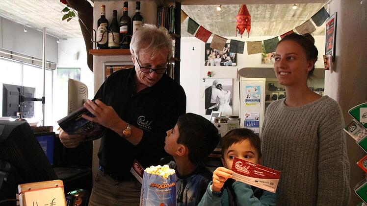 Kino-Chef Bruno Schneyer mit den Nachwuchs-Cineasten Tobias und Jakob und seiner Mitarbeiterin Lena Schneider (von links) an der KinokasseAndreas Lösch