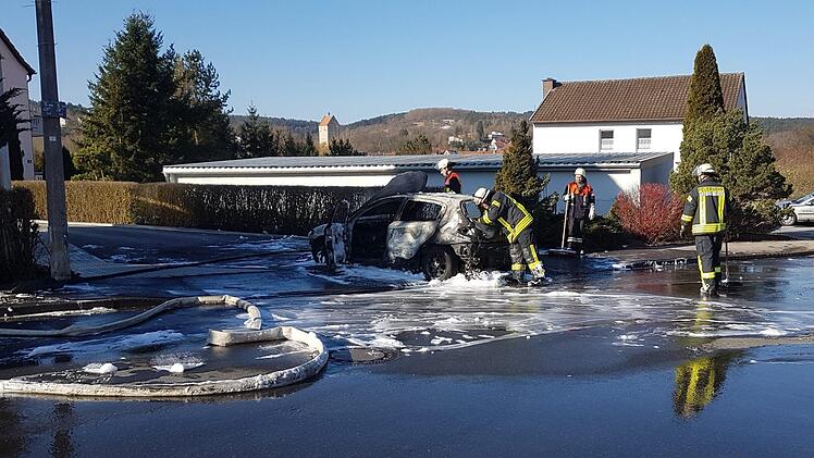 Pkw-Brand in der Karlsbergstraße. Walter Hartung