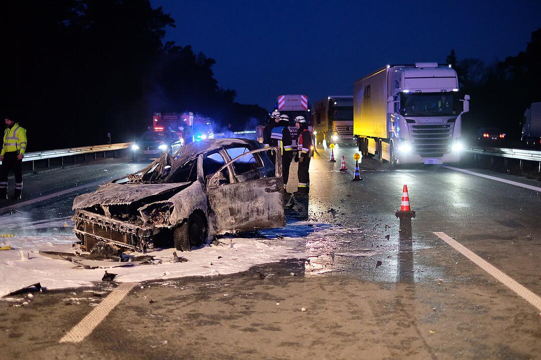 Autofahrer schießt in Heck von Lastwagen: Unfallwagen fängt sofort Feuer