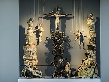 Dieser Altar mit Marionetten aus Steinzeug zählt zu den auffälligsten Exponaten der neuen Studio-Präsentation im Glasmuseum Rosenau.Foto: Jochen Berger