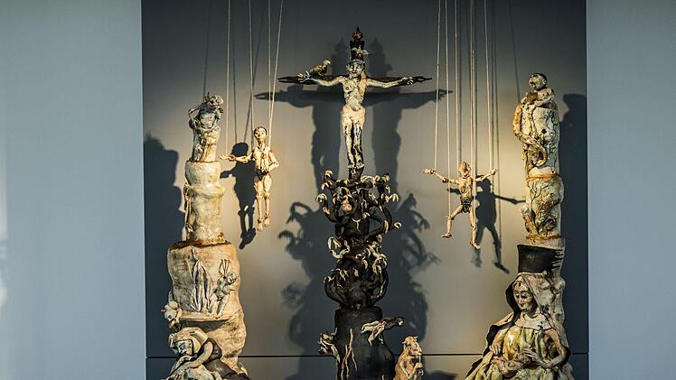 Dieser Altar mit Marionetten aus Steinzeug zählt zu den auffälligsten Exponaten der neuen Studio-Präsentation im Glasmuseum Rosenau.Foto: Jochen Berger