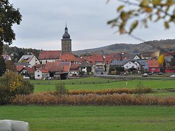 In Pfarrweisach wird an diesem Wochenende das Kirchweihfest gefeiert. Weit grüßt der Turm der Pfarrkirche St. Kilian, der "Urkirche im Weisachgrund" ins Weisachtal.   Fotos: Simon Albrecht