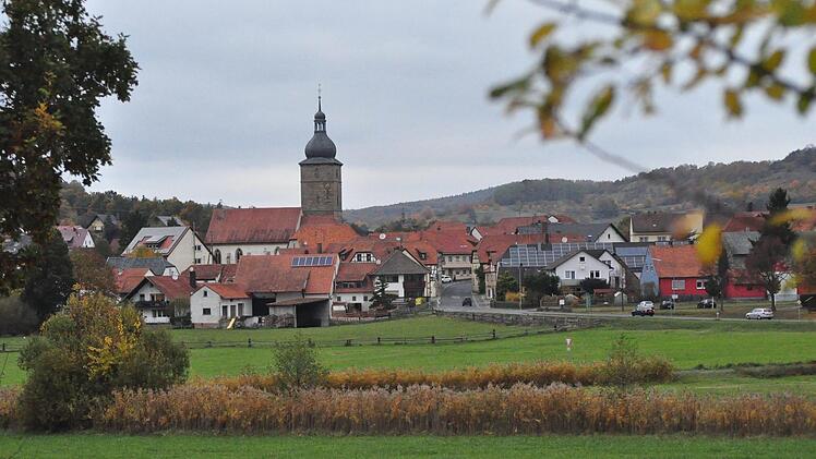 In Pfarrweisach wird an diesem Wochenende das Kirchweihfest gefeiert. Weit grüßt der Turm der Pfarrkirche St. Kilian, der "Urkirche im Weisachgrund" ins Weisachtal.   Fotos: Simon Albrecht
