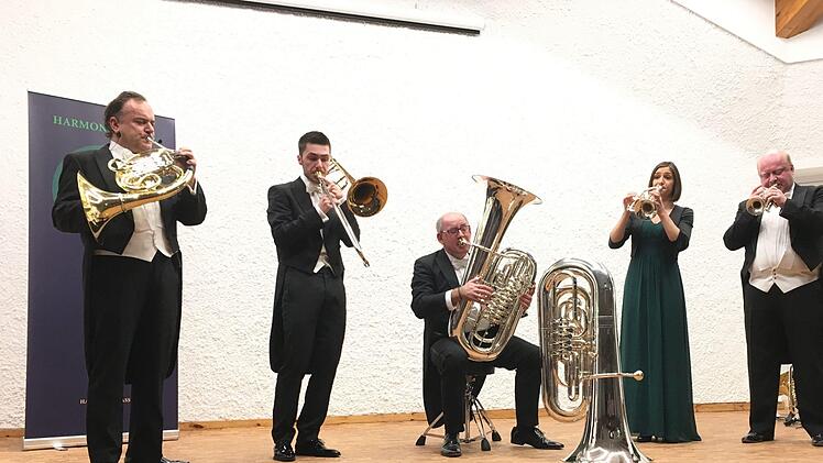 Impressionen vom umjubelten Neujahrskonzert mit dem Quintett Harmonic Brass im renovierten Rathaussaal von RödentalFoto: Jochen Berger