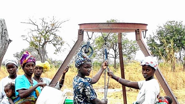 05_frauen-am-brunnen in TAnsania - brunnenprojekt