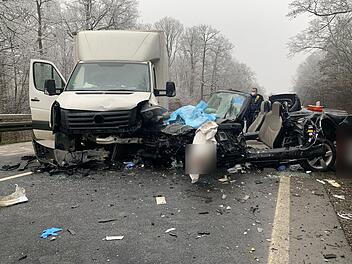 Auf der B8 im Landkreis W&uuml;rzburg kam es zu einem schweren Zusammensto&szlig; zwischen einem Auto und einem Kleinlaster.