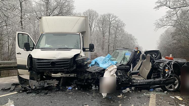 Auf der B8 im Landkreis W&uuml;rzburg kam es zu einem schweren Zusammensto&szlig; zwischen einem Auto und einem Kleinlaster.