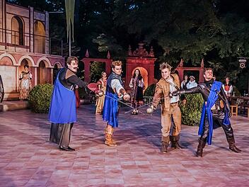 Alle für einen und einer für alle: Szene aus "Die drei Musketiere" in der Inszenierung des Landestheaters Coburg zum Auftakt der Sommerfestspiele im HofgartenFoto: Sylvain Guillot