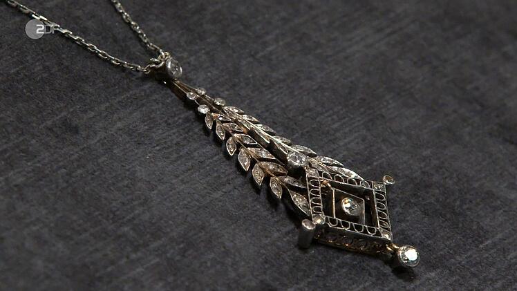 Beim Diamant-Collier aus der Zeit zwischen 1910 und 1914 hielt die Expertin 800 Euro f&uuml;r einen "fairen Preis". Fabian Kahl kaufte es f&uuml;r 1.050 Euro.
