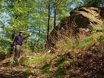 Helmut Krüg zeigt den Felsen, von dem die Wildbeobachtungskamera gestohlen wurde. Fotos: Rainer Lutz